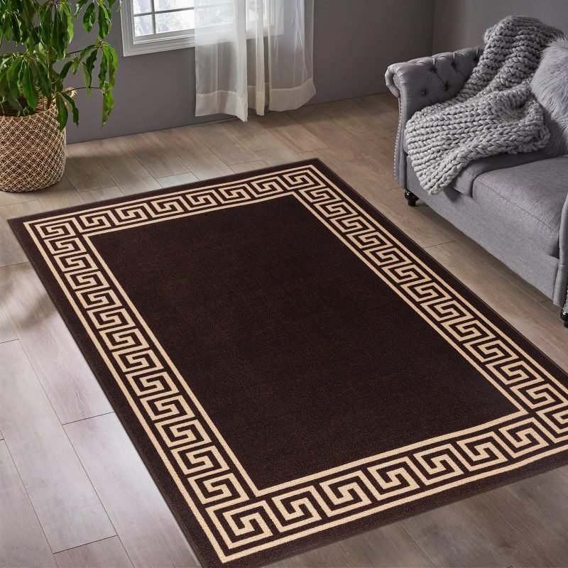 Greeky rug in brown with a beige key-pattern border