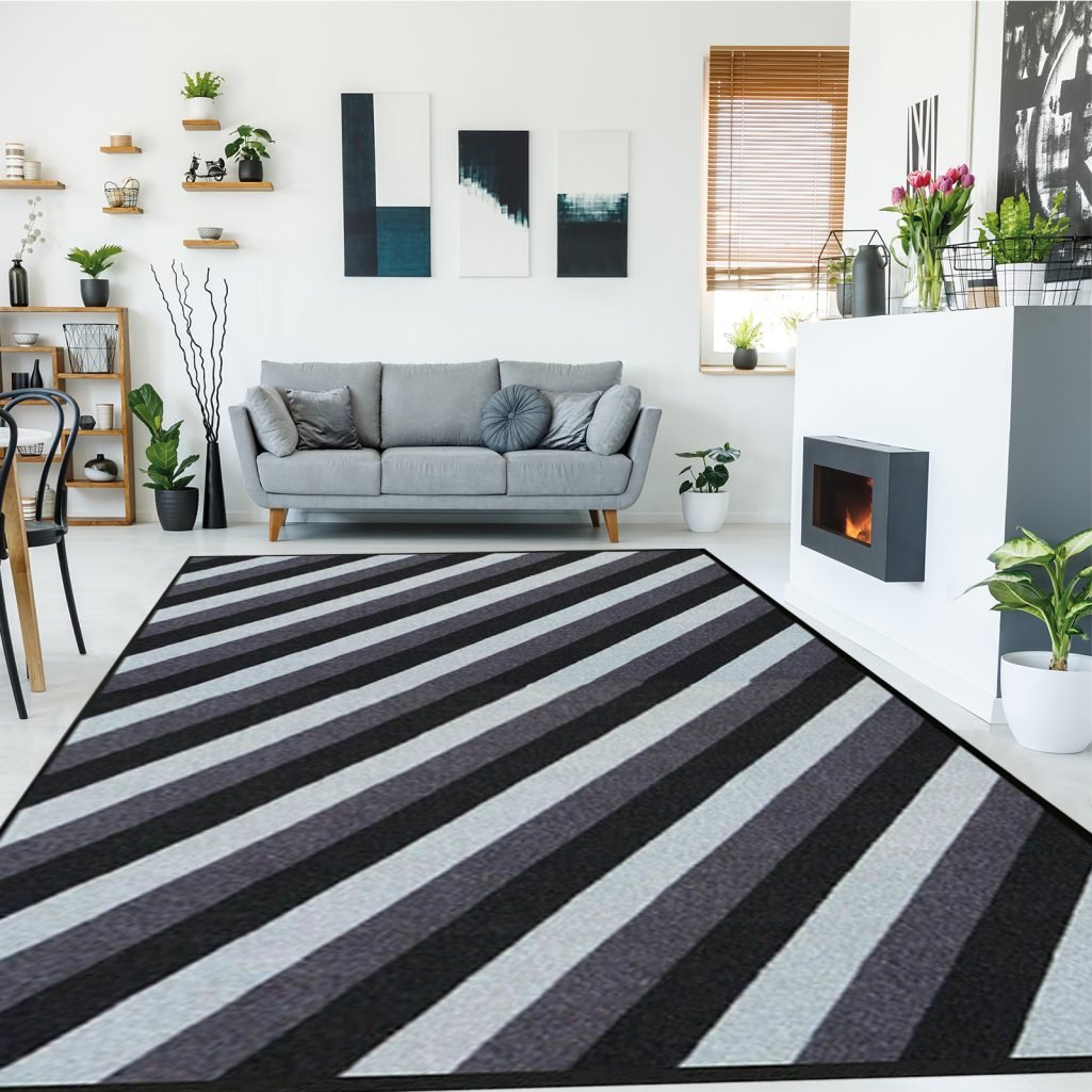 Kolm striped rug in black and grey