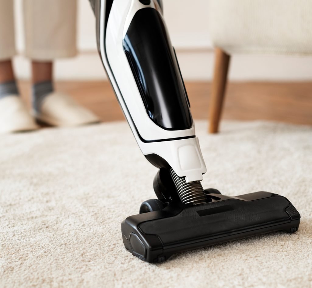 Cordless vacuum cleaner gliding over a light RenoAzul rug